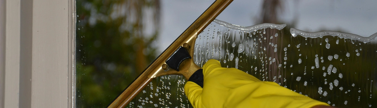 Fenschterscheiben, -rahmen & -bänke